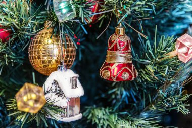 Oyuncak ve ışıklarla süslenmiş Noel ağacının Noel arkaplanı