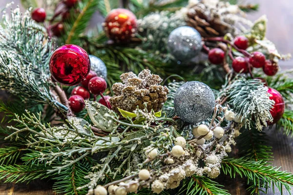 Weihnachtlicher Hintergrund Aus Fichtenzweigen Tannenzapfen Weihnachtsspielzeug Und Beerensträußen — Stockfoto