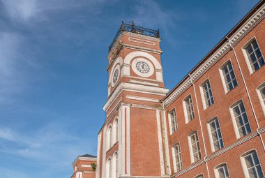 Gökyüzü bulutlu, Yegoryevsk, Rusya 'ya karşı yenilenmiş eski kırmızı tuğla sanayi binası 