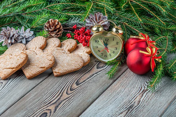 Festlicher Weihnachts Und Neujahrshintergrund Mit Kopierraum Uhr Tannenzweige Weihnachtsdekoration Tannenzapfen — Stockfoto