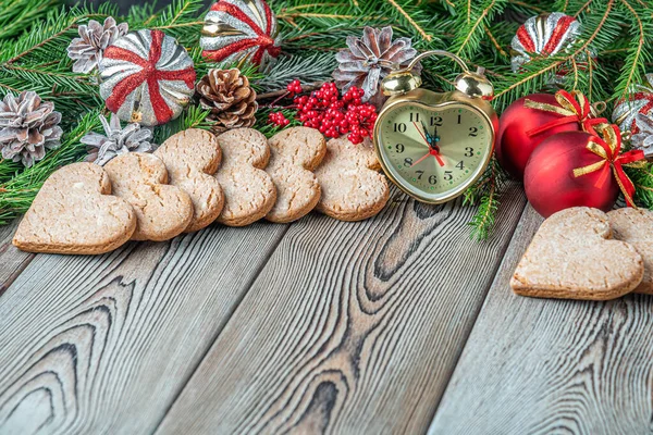 Festlicher Weihnachts Und Neujahrshintergrund Mit Kopierraum Uhr Tannenzweige Weihnachtsdekoration Tannenzapfen — Stockfoto