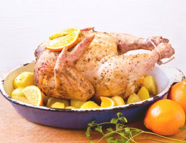 Narenciye ile kavrulmuş tavuk ve baharat