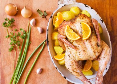 Mandalina ile kavrulmuş bütün tavuk