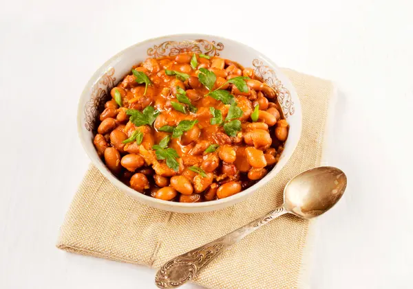 Bir tabloda bir kase haşlanmış fasulye