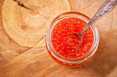 Bir kavanoz içinde somon kırmızı havyar