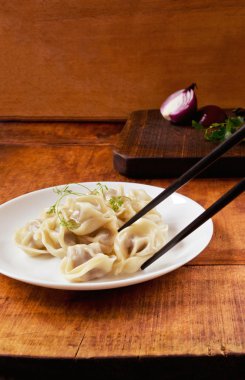 Buğulama köfte ve yemek çubukları