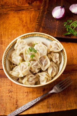 Ahşap masa vintage kase köfte