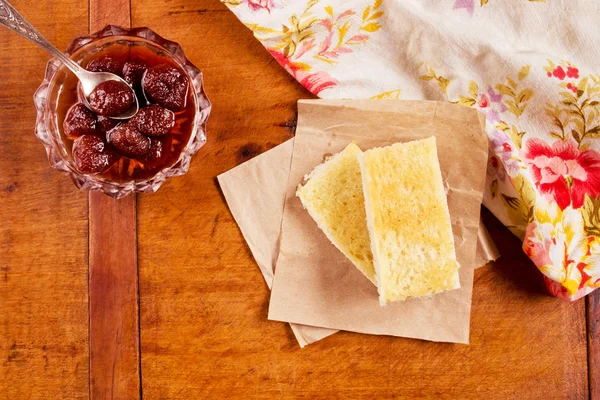 Desayuno con tostadas y mermelada —  Fotos de Stock