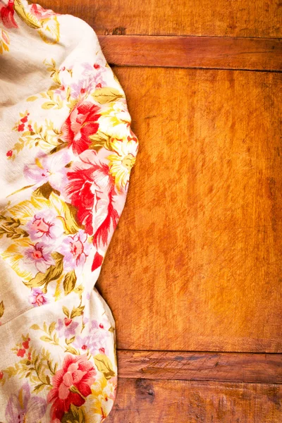 Mantel floral sobre mesa de madera —  Fotos de Stock