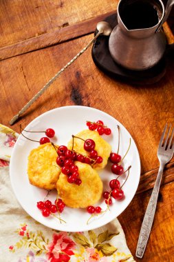 Sağlıklı kahvaltı cheesecakes ve taze çilek ile