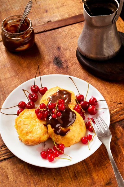 Sweet breakfast with mini cheesecakes — Stock Photo, Image