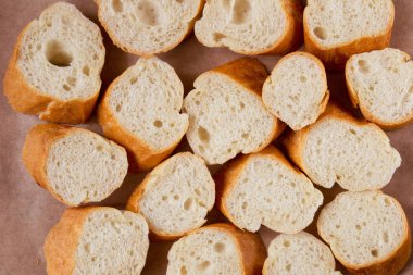 Aperatifler için Fransız baget dilimleri