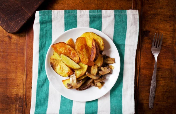 Gebakken aardappel met paddestoelen — Stockfoto