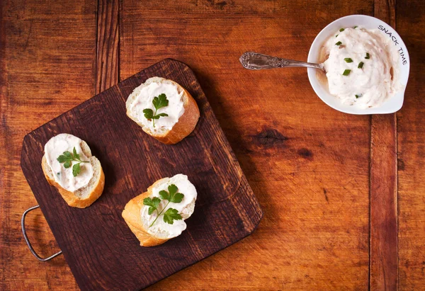 Snack-Zeit mit herzhaften Baguette-Sandwiches — Stockfoto