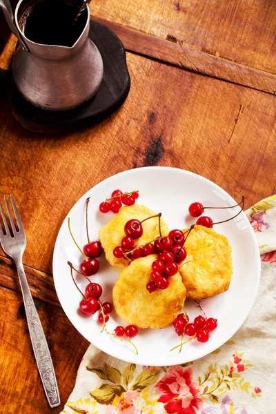 Healthy breakfast with pancakes and fresh berries — Stock Photo, Image