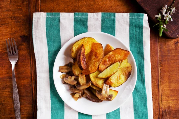 Gepofte aardappel en champignons — Stockfoto