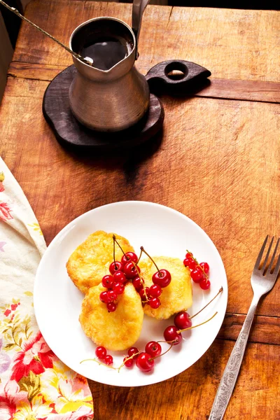 Sweet breakfast with cheesecakes and coffee — Stock Photo, Image