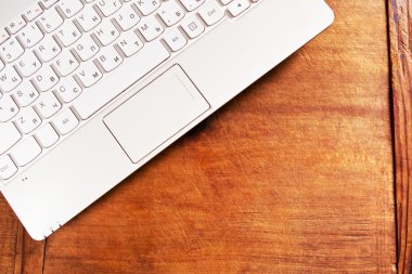 Dizüstü bilgisayar ile çalışma masası