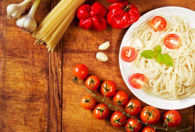 Sebzeli makarna yemek