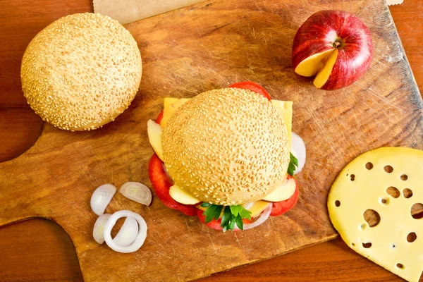 Delicious burger with fruits and vegetables — Stock Photo, Image