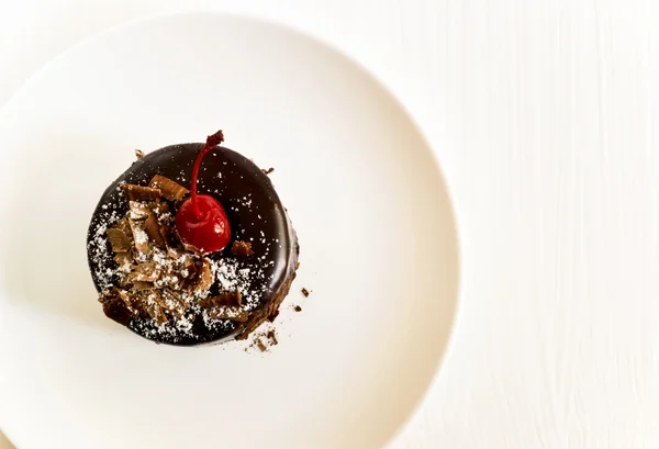 Chocolate cupcake with cherry — Stock Photo, Image