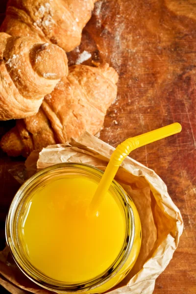Croissants with orange juice — Stock Photo, Image