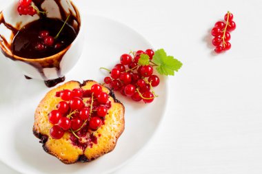 taze çilek ve çikolata kek