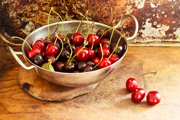 Juicy cherries in bowl on table — Stock Photo, Image
