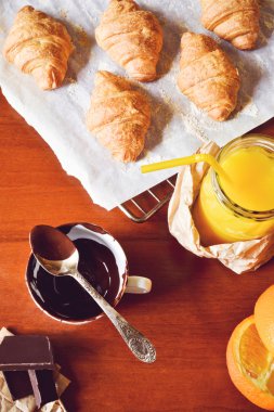 Kruvasan çikolata ve portakal suyu ile