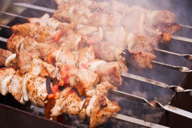 Şiş kebap kömürlerin üzerinde