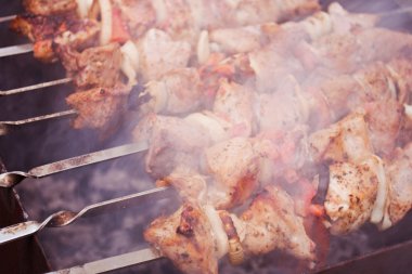 Şiş kebap kömürlerin üzerinde