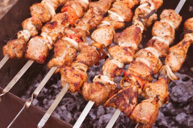 Şiş kebap kömürlerin üzerinde
