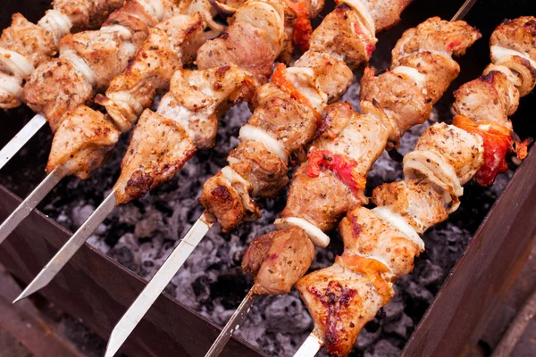 Barbekü kömürlerin üzerinde