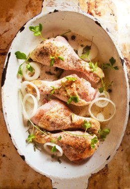 Çiğ tavuk budu kızartma tavası içinde