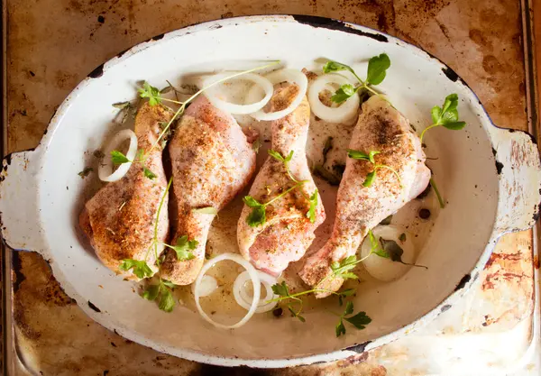 Rauwe kip benen met kruiden — Stockfoto