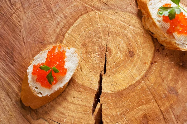 Sanduíches com caviar vermelho — Fotografia de Stock