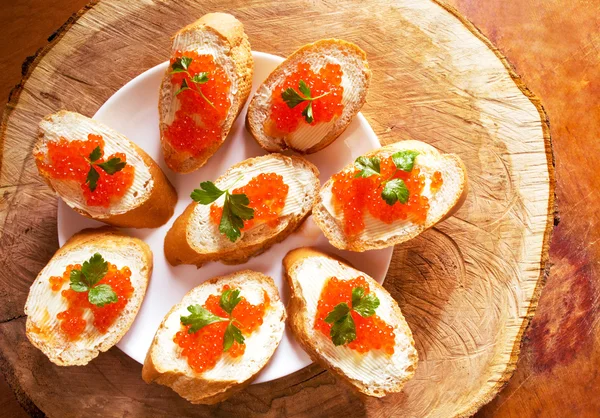 Sanduíches com caviar vermelho de salmão — Fotografia de Stock