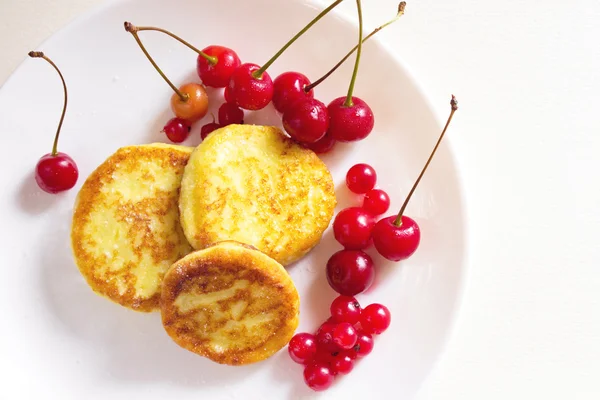 Cottage cheese pancakes with berries — Stock Photo, Image