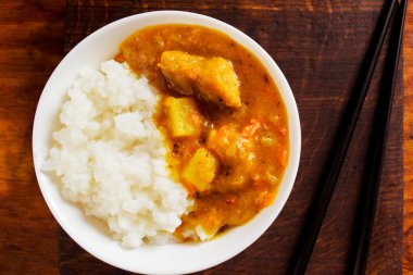 Köri pirinç ahşap arka plan üzerinde