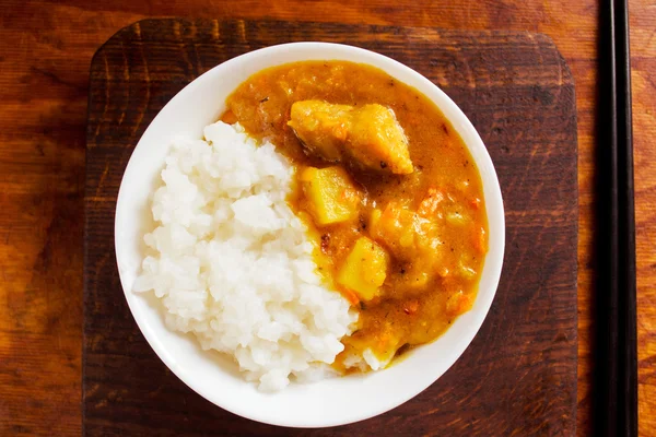 Curry-Reis auf einem Tisch — Stockfoto