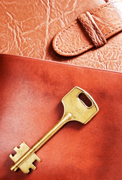 Klucz na portfelu — Zdjęcie stockowe