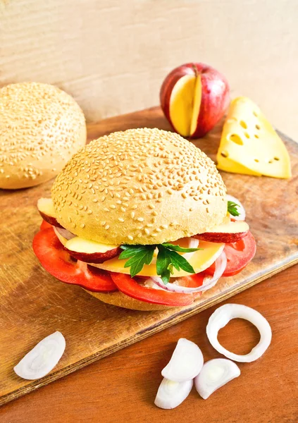 Gesunder Cheeseburger mit Gemüse — Stockfoto