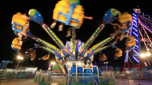 Parque ferial de Navidad por la noche — Vídeos de Stock