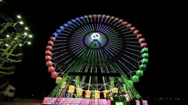 Parque de atracciones por la noche — Vídeo de stock