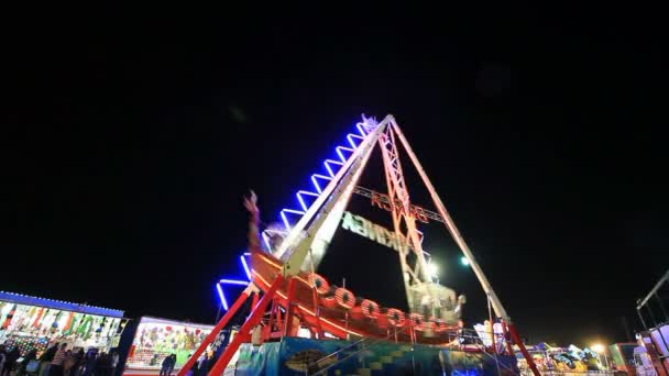 Parque de atracciones por la noche — Vídeos de Stock