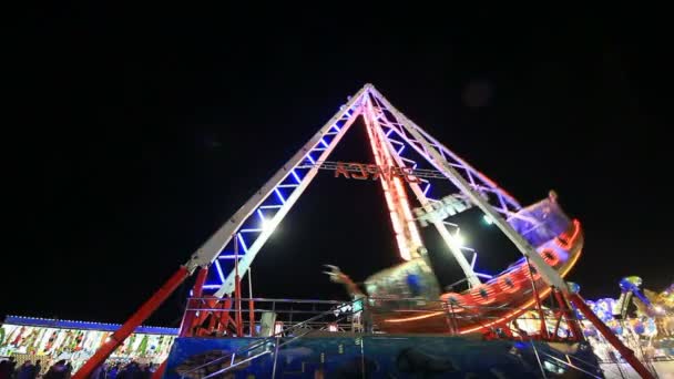 Parque de diversões à noite — Vídeo de Stock
