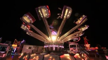 Geceleyin eğlence parkı