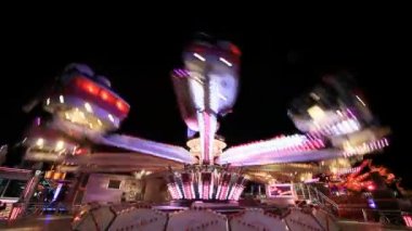 Geceleyin eğlence parkı