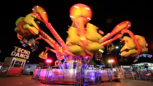 Parque de atracciones por la noche — Vídeos de Stock