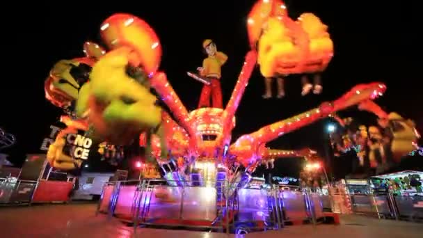 Parque de atracciones por la noche — Vídeo de stock